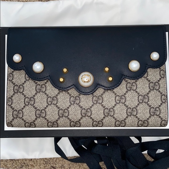 Gucci Handbags - Gucci Pouch